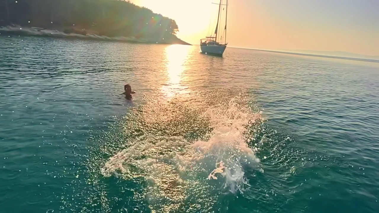 日落时分，两个年轻的兄弟从船上跳进海里视频下载