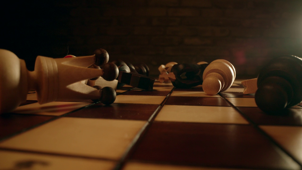 象棋人物躺在棋盘上视频下载