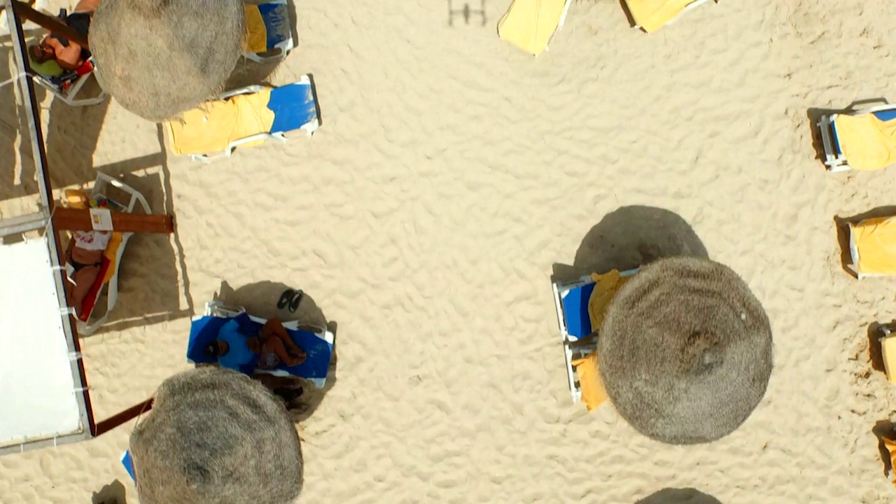 佛得角海滩伞的空中天线;2020视频下载