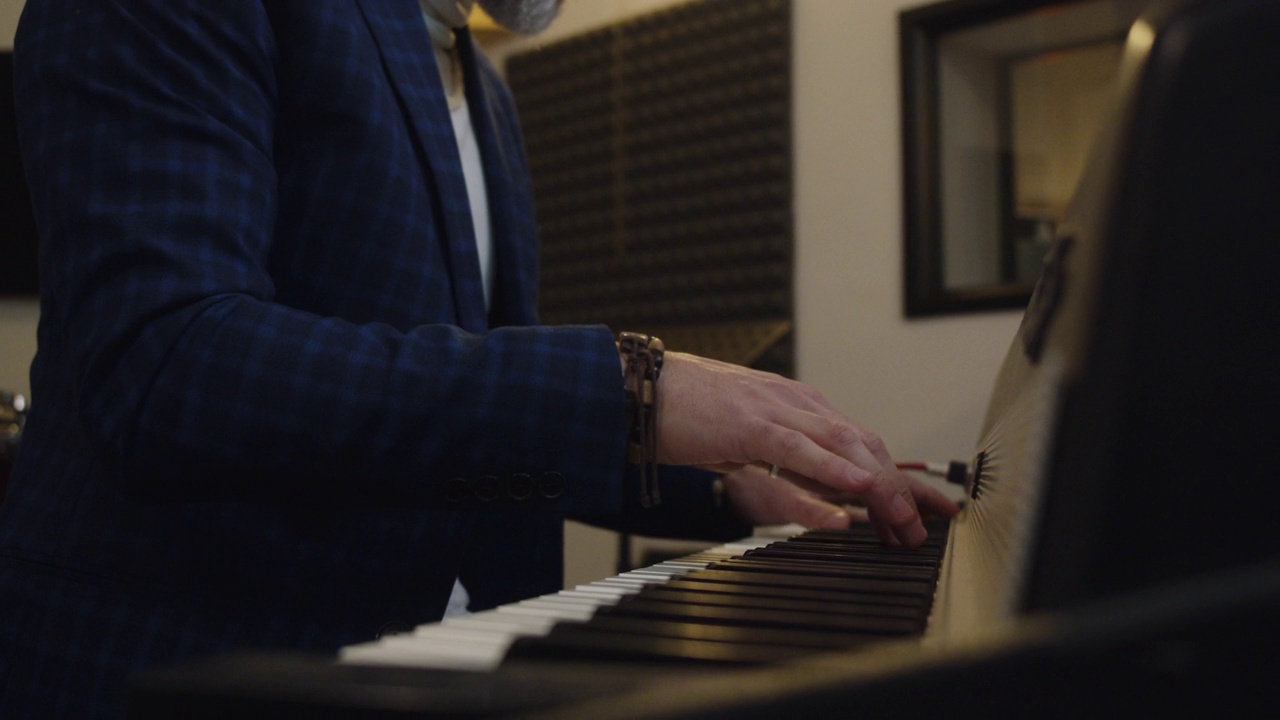 一位音乐家正在专业的录音室里弹钢琴视频下载
