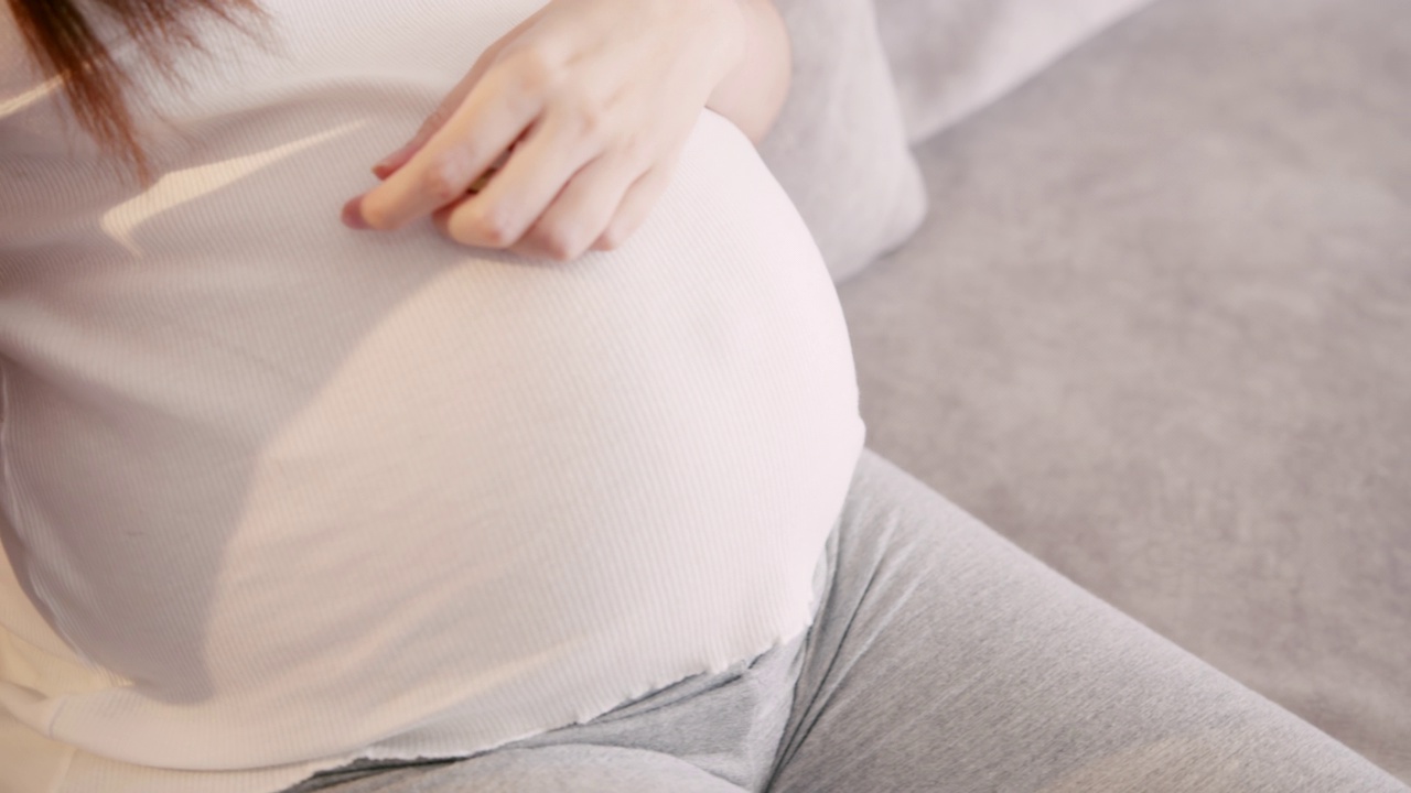 孕妇在家服用-3脂肪酸补充剂。视频下载