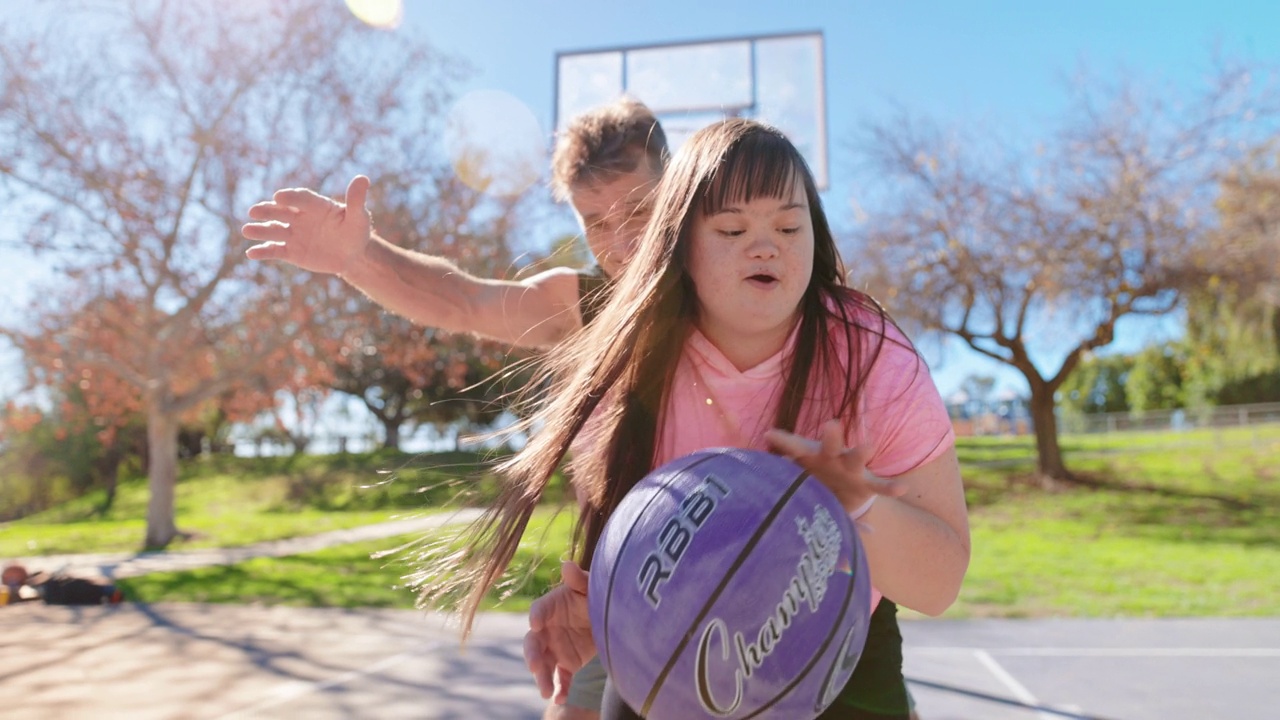 患有唐氏综合症的女孩和家人一起打篮球视频下载