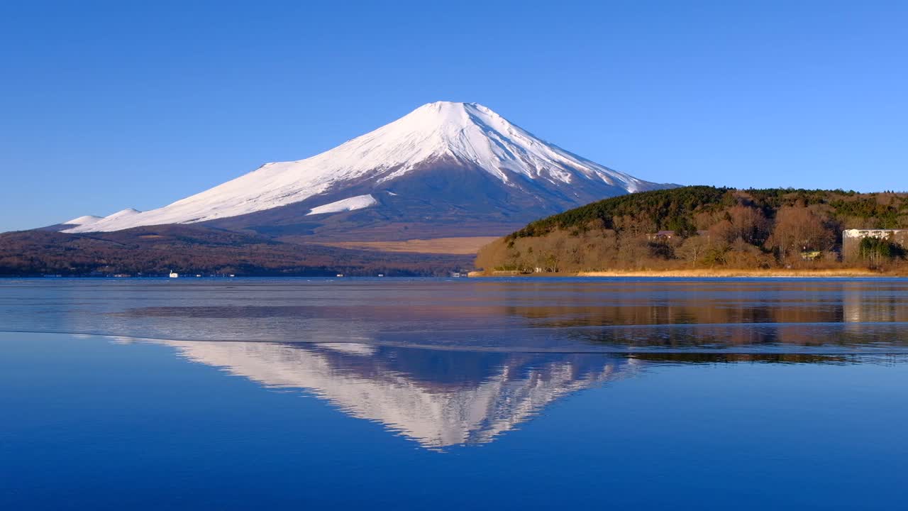 从冰冻的山中湖上倒立的富士山和蓝天视频素材