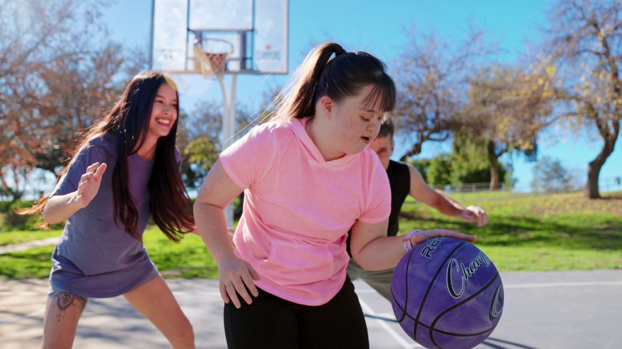 患有唐氏综合症的女孩和家人一起打篮球视频下载