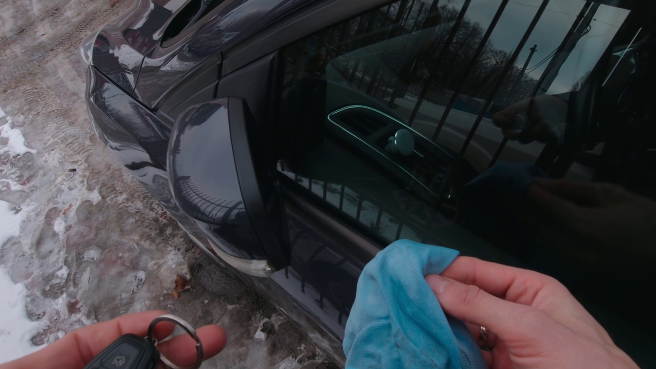 清洁汽车后视镜的人视频下载