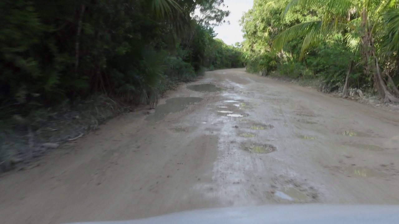 金塔纳罗奥西安卡安公路上的坑坑洼洼视频下载