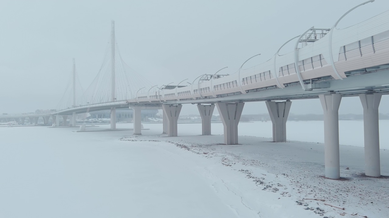 在暴风雪、高速公路、暴风雪中，无人机沿着斜拉桥飞行视频素材