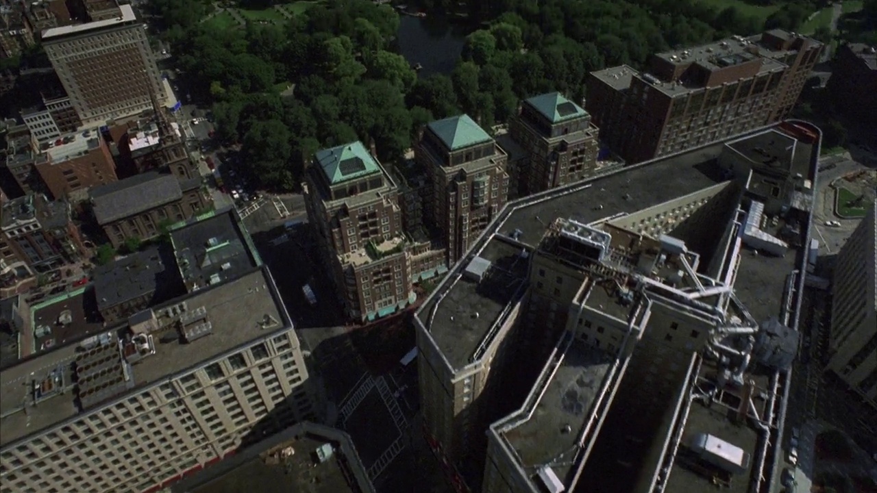 波士顿公共或公园的航拍。住宅区的上层多层砖砌联排住宅或公寓。视频下载