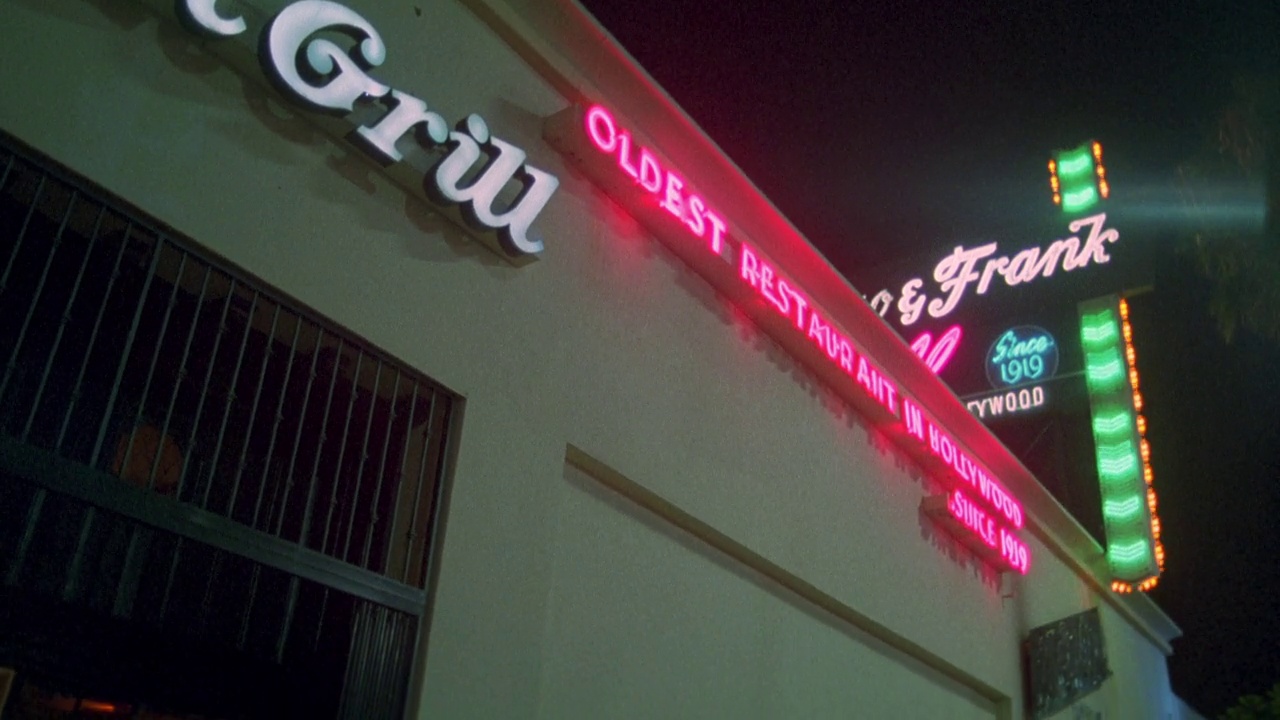 好莱坞一家餐厅入口上方的“musso & frank grill”招牌。从左到右到餐厅上方的霓虹灯招牌“musso & frank grill”。好莱坞的大街。视频下载