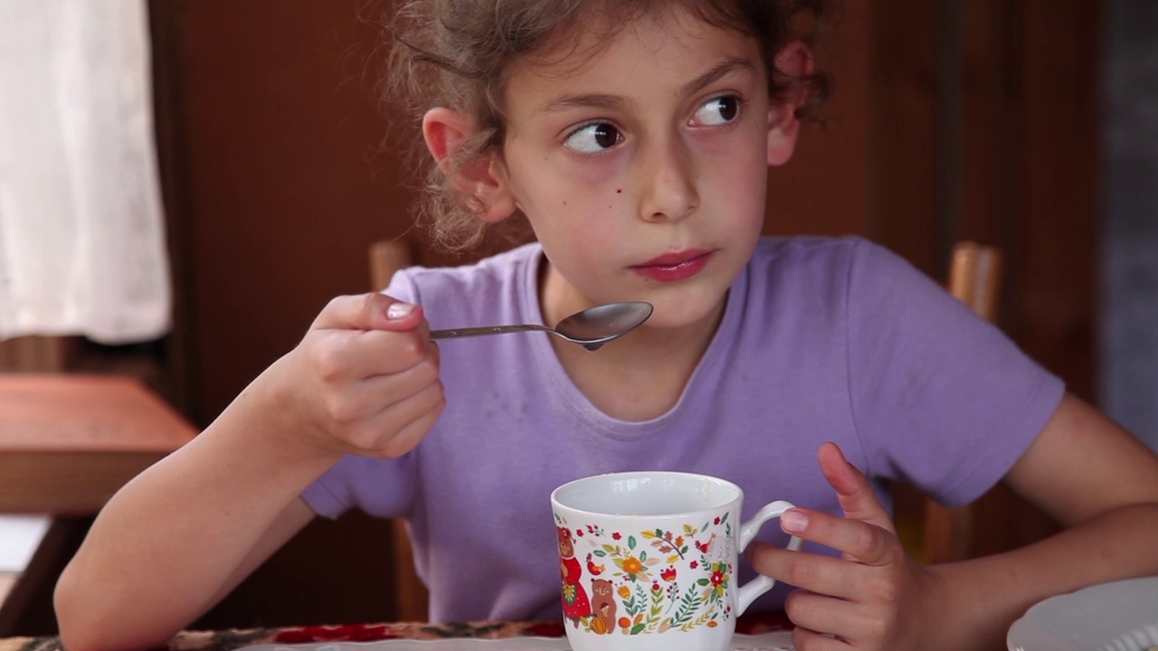 小女孩用茶匙喝热茶视频下载