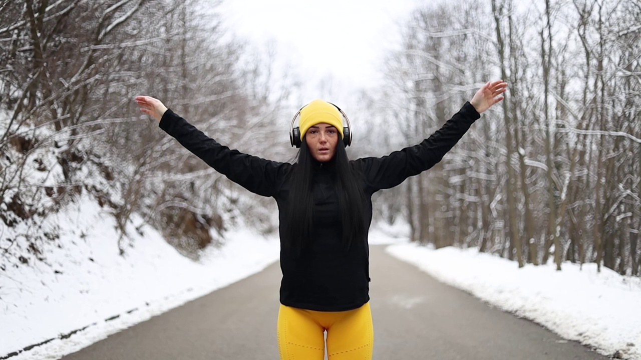 女孩在冬日里锻炼精神。视频下载