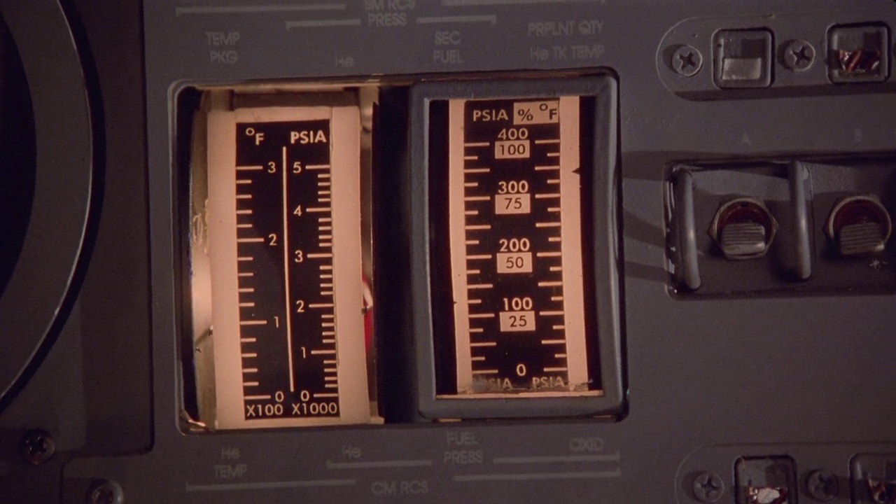 宇航员操纵宇宙飞船、航天飞机或宇宙飞船控制面板上的按钮、仪表和仪器的近角度。视频素材