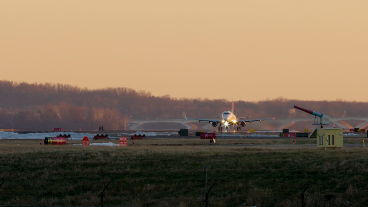 飞机在华盛顿特区的橙色天空下起飞视频素材