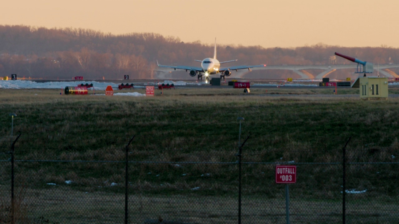 华盛顿特区，前景有围栏的飞机着陆视频素材