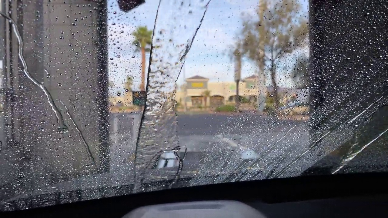 从车内拍摄的洗车机烘干汽车的镜头视频素材