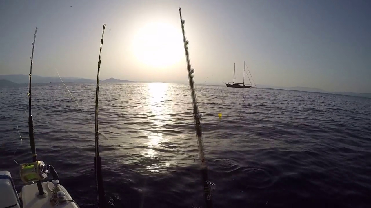 POV人用钓竿在船上钓鱼，人捕捉和释放鱼，运动海上钓鱼视频下载
