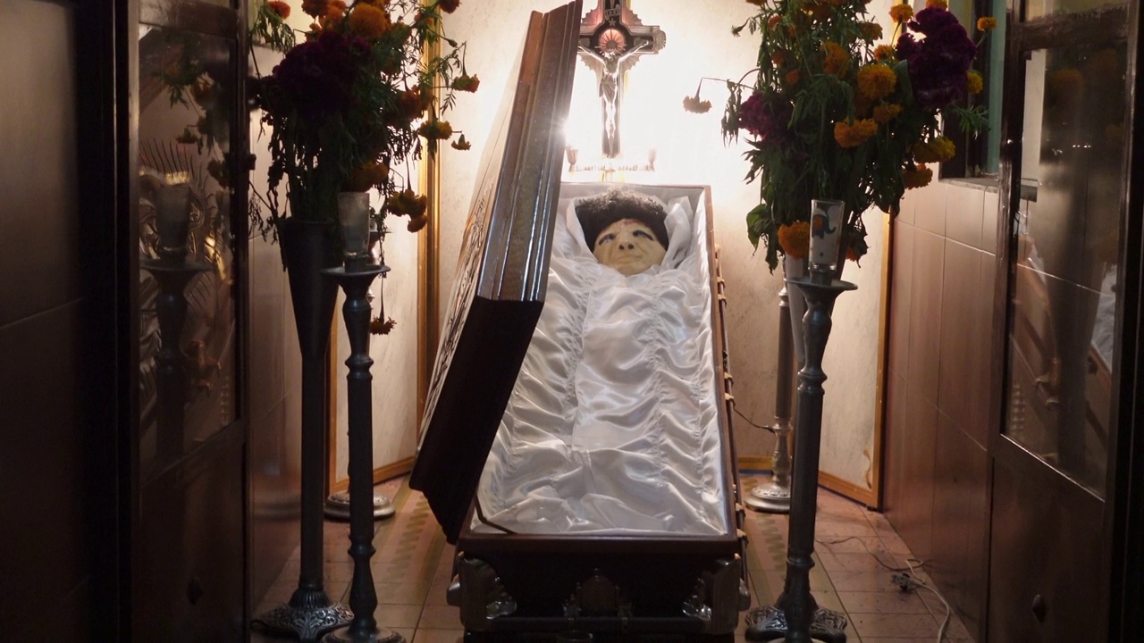 墨西哥一家殡仪馆在死者之日的晚上取笑死者视频下载