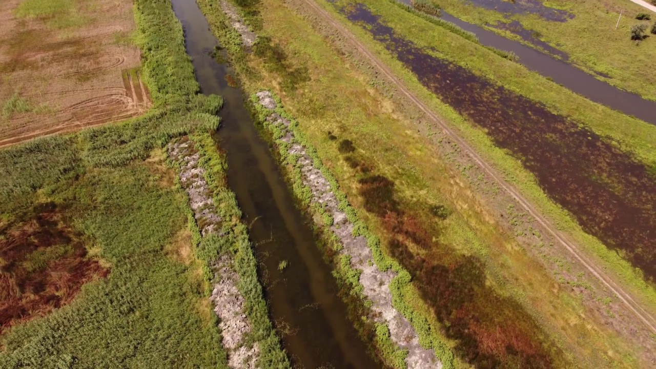 成排的灌溉渠鸟瞰图视频素材