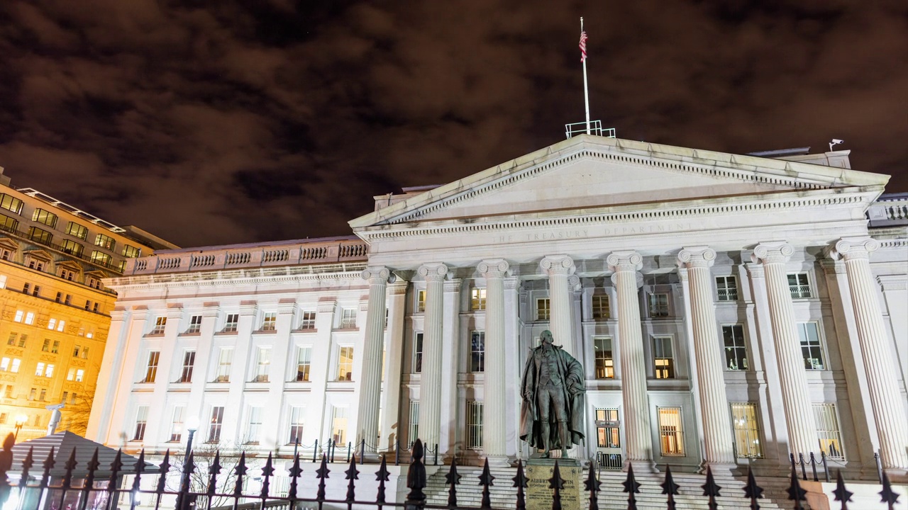 美国财政部大楼-华盛顿特区-夜间延时拍摄视频素材
