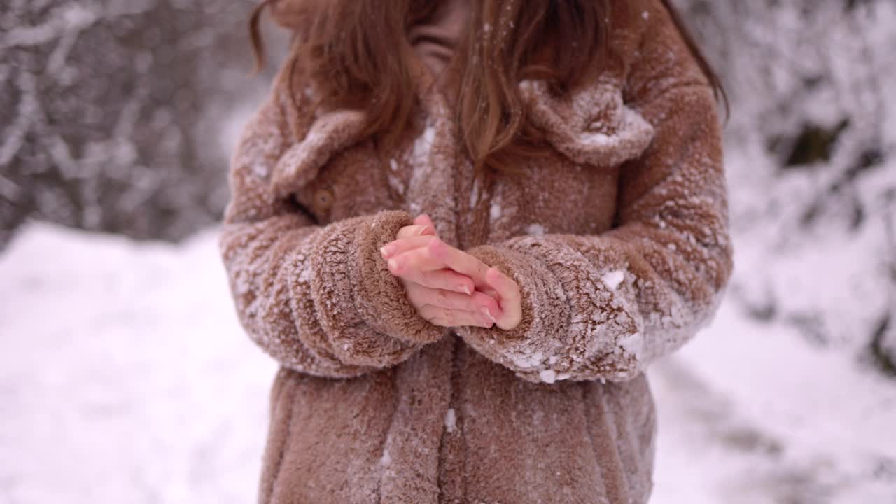 一个年轻的女人把她的手藏在袖子里取暖视频下载