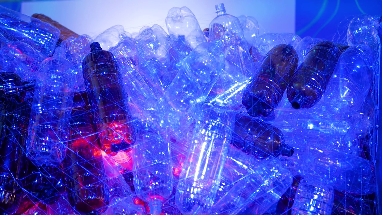 塑料瓶安装，蓝色和红色照明-生态概念视频素材