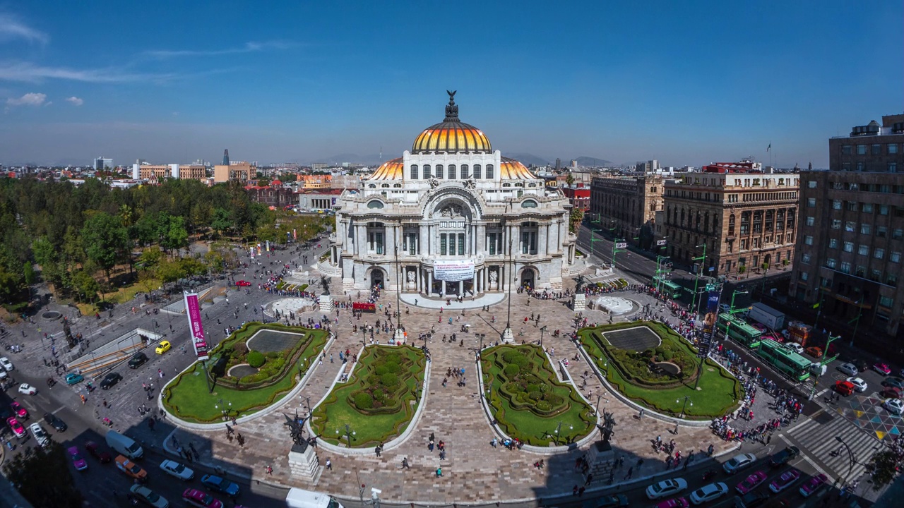 墨西哥城历史中心的人们和交通的时间推移的观点，墨西哥视频素材