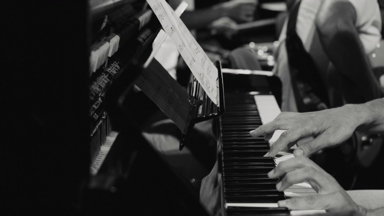 现场演奏爵士音乐会:用手弹钢琴视频下载