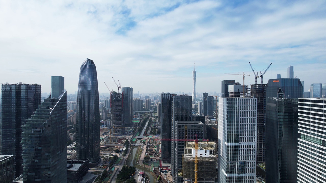 向上倾斜看广州琶洲的摩天大楼视频下载