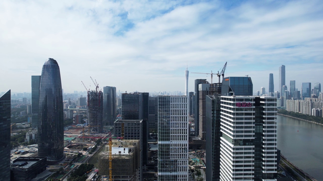 俯瞰广州琶洲的摩天大楼视频下载