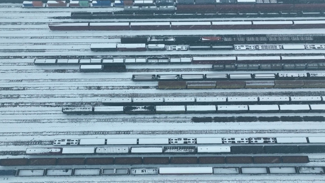 货运列车上的雪花鸟瞰图视频下载