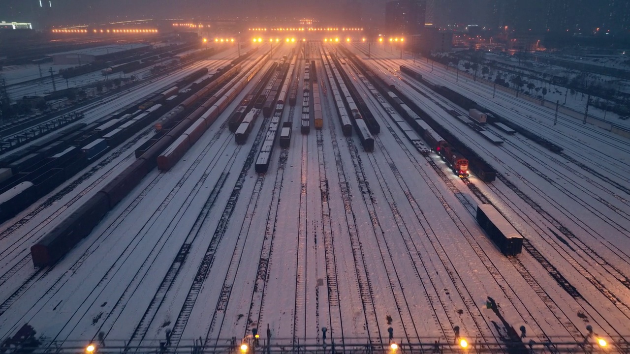 冬季夜间货运列车的鸟瞰图视频下载