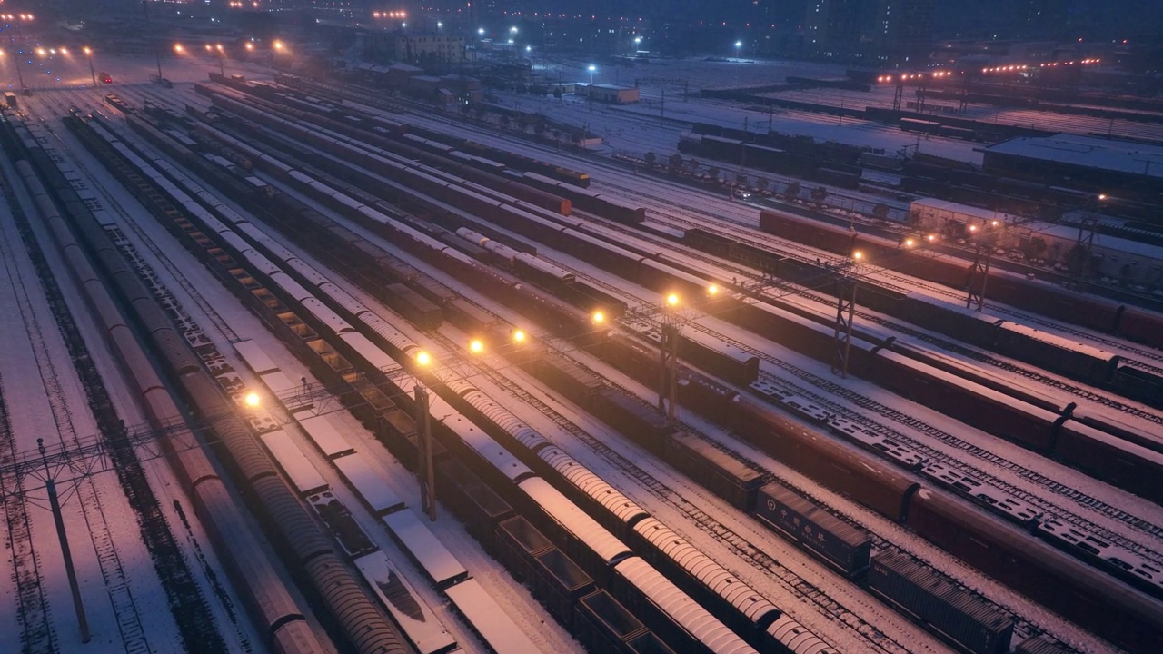 冬季夜间货运列车的鸟瞰图视频下载