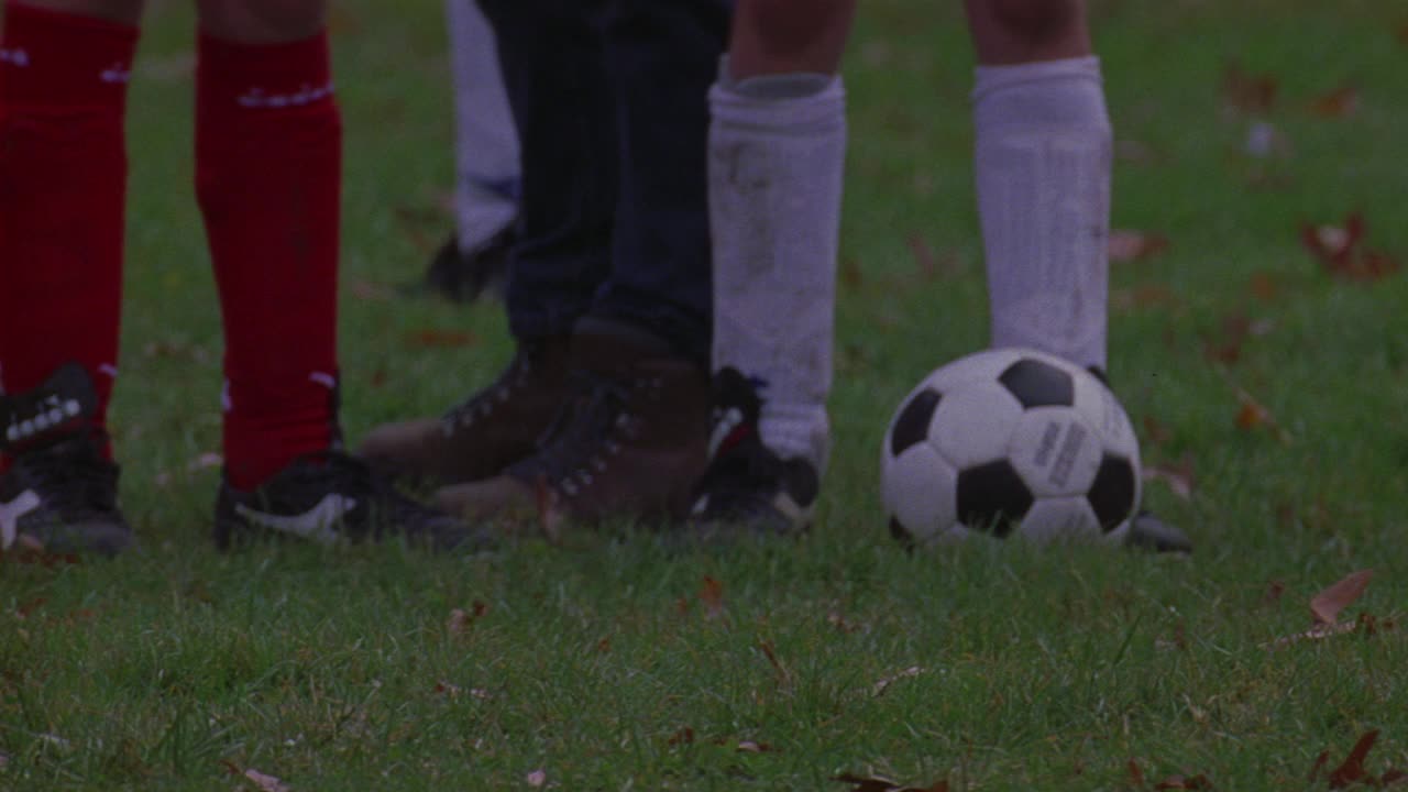 踢足球的女孩的腿的近角度。体育,孩子,孩子。视频下载