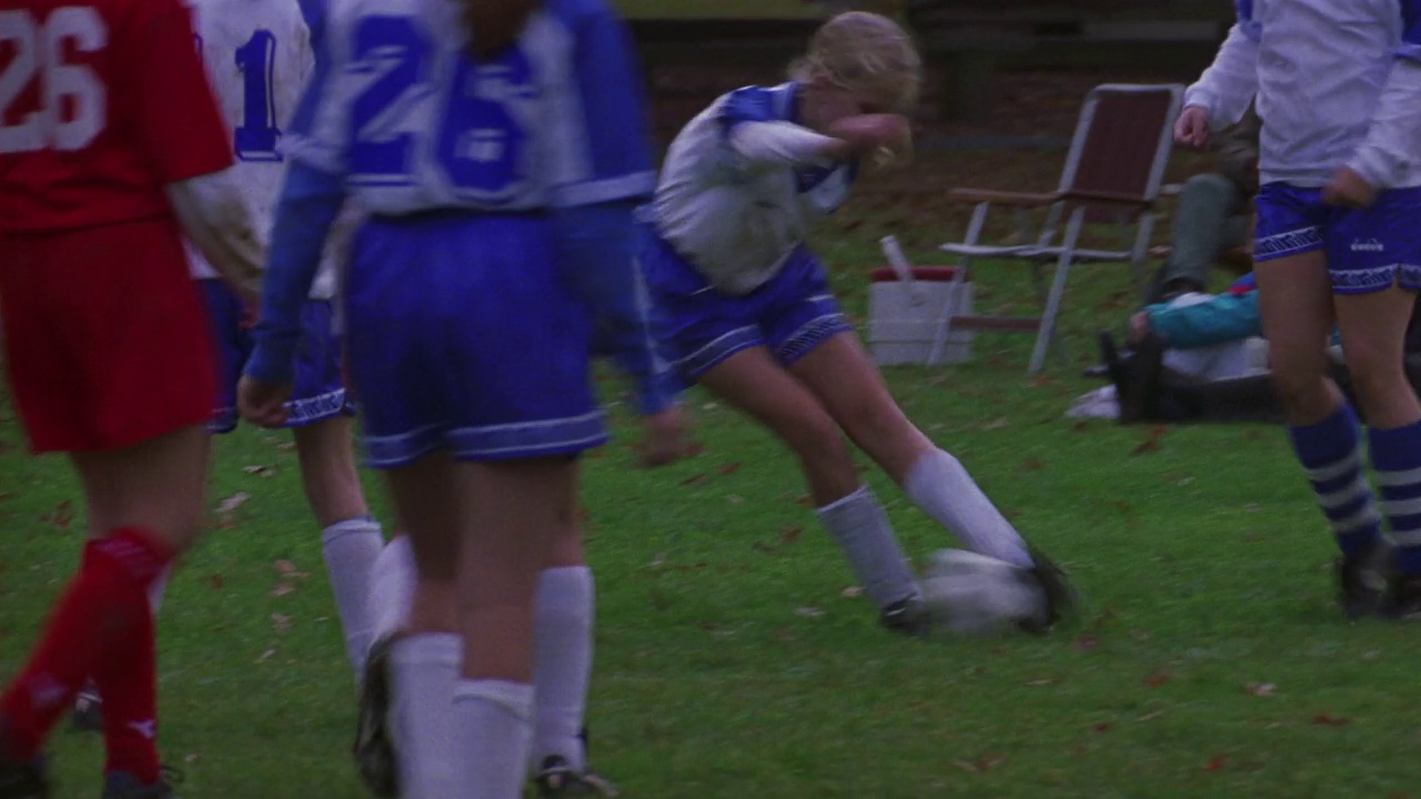 踢足球的女孩的腿的近角度。体育,孩子,孩子。视频下载