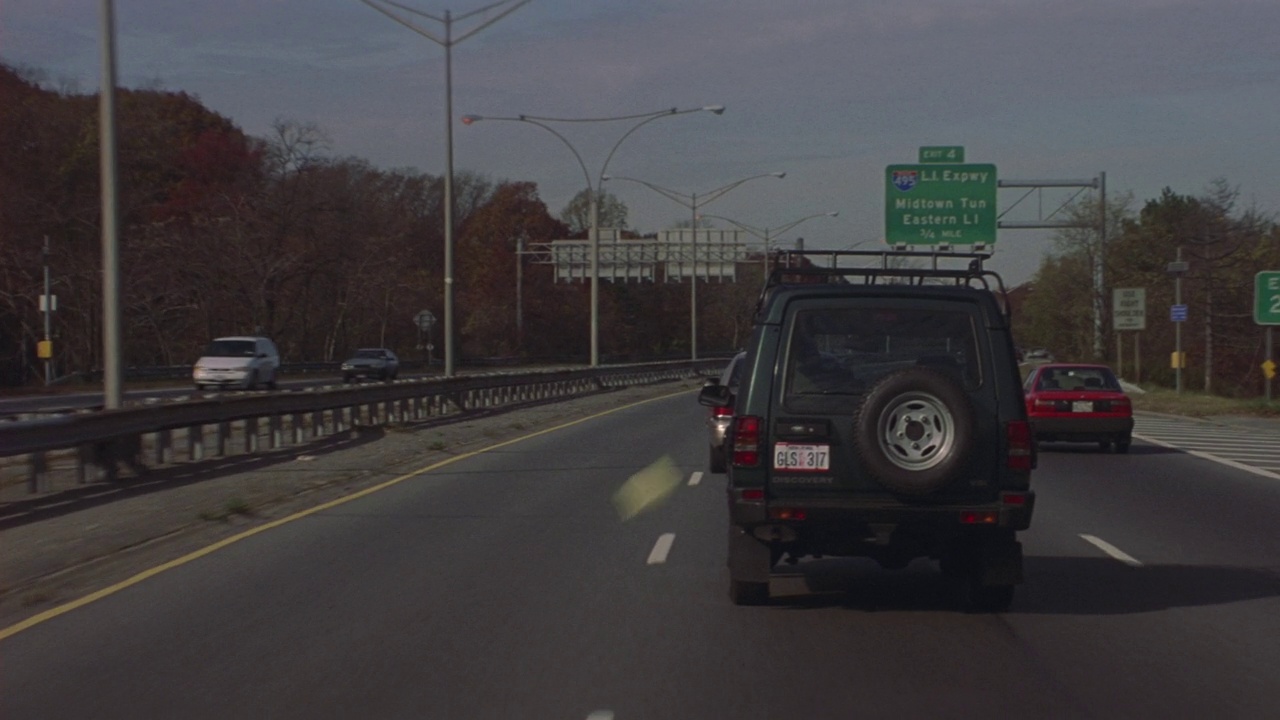 加工板直线前进，在高速公路上行驶在绿色吉普车或越野车后面视频下载