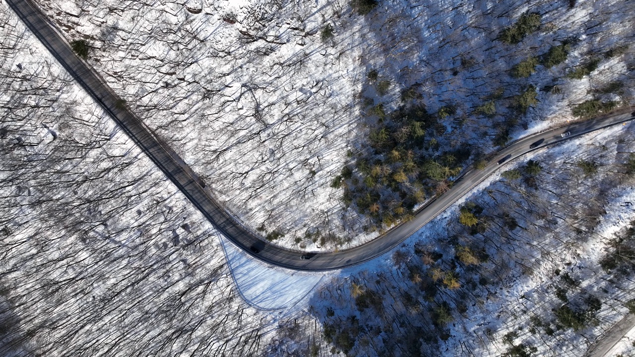 鸟瞰雪山公路视频素材