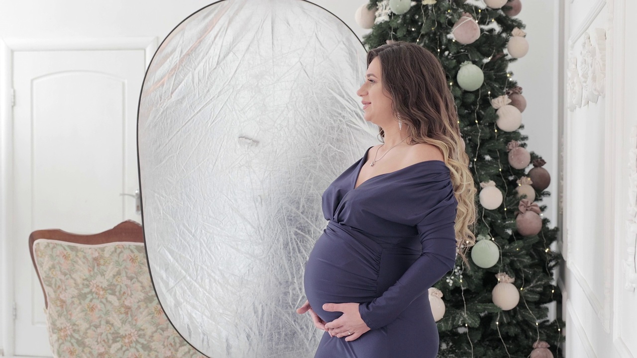 一个孕妇在摄影棚的照片。摄影棚里孕妇的后台照片。视频下载