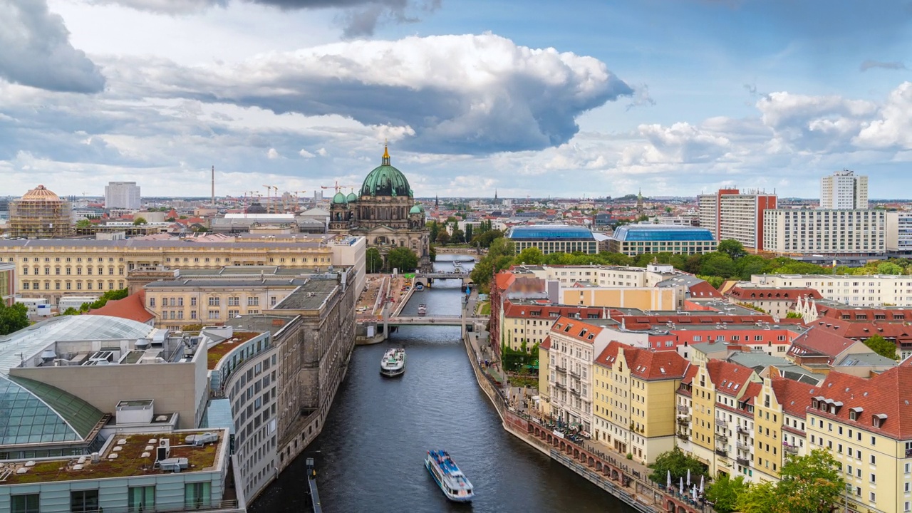 柏林，德国，放大柏林城市景观的时间推移的视图，展示秋季在施普雷河上的游船和历史地标柏林大教堂视频下载