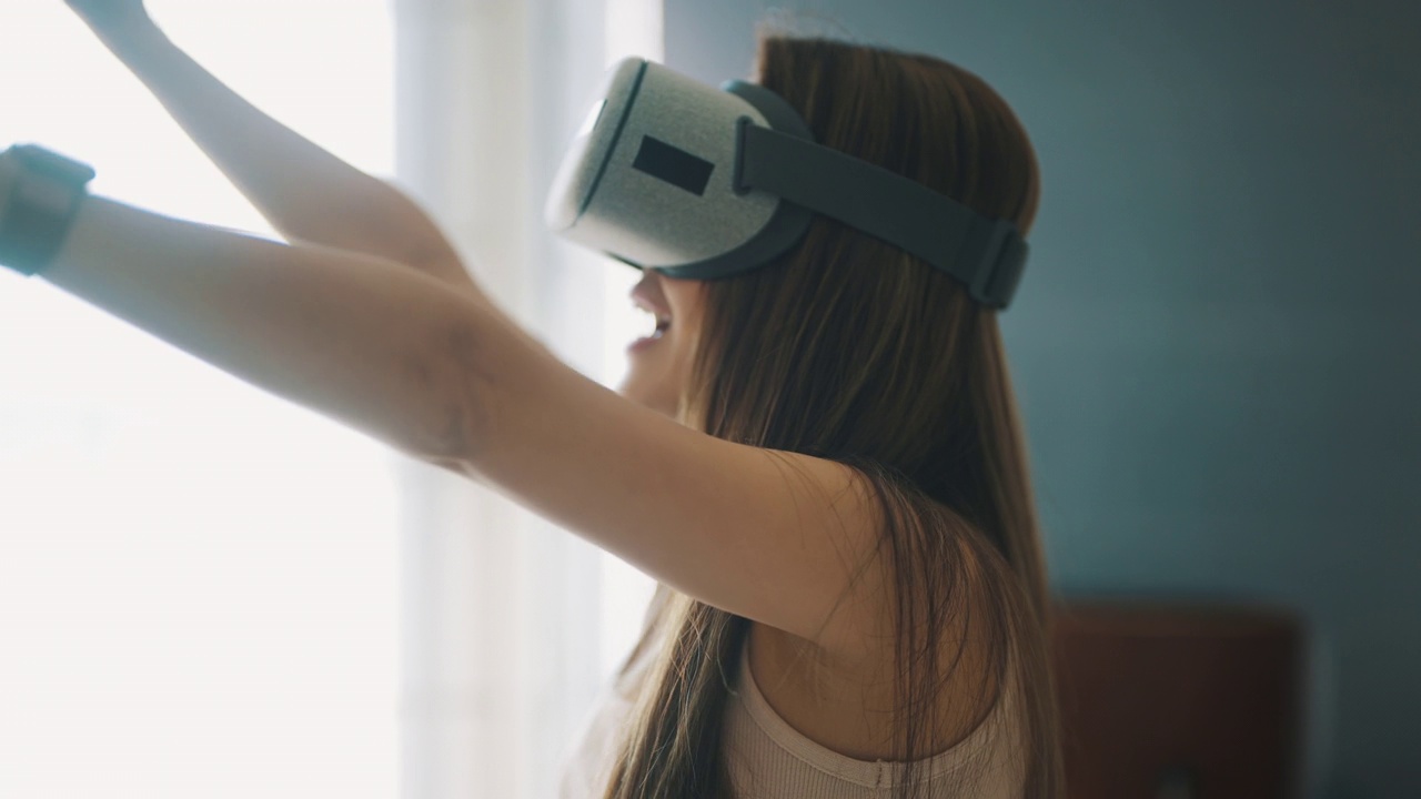 迷人的女人使用虚拟现实模拟器耳机视频下载