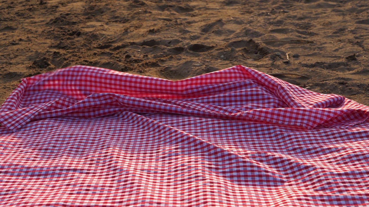 沙滩上的红色野餐布视频下载