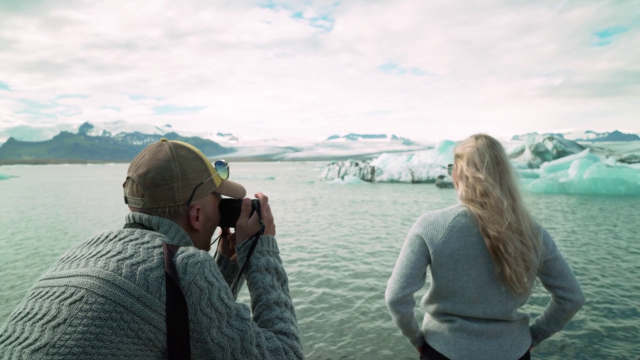 男子在冰川泻湖给女友拍照视频下载