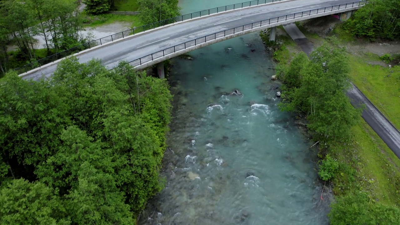 航拍显示了背景中河桥、蓝色水蒸汽和瀑布的镜头。奥地利蒂罗尔州视频素材