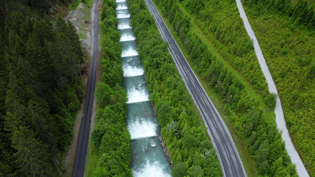 从空中俯瞰沿着梯级河的山路，可以看到美丽的高山峡谷。奥地利蒂罗尔州视频素材