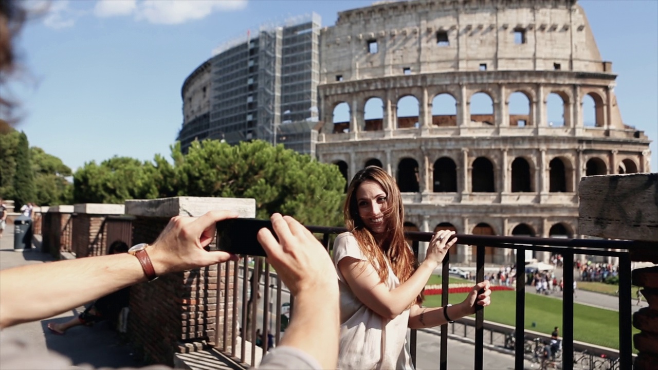 一对情侣游客在罗马斗兽场旁视频下载