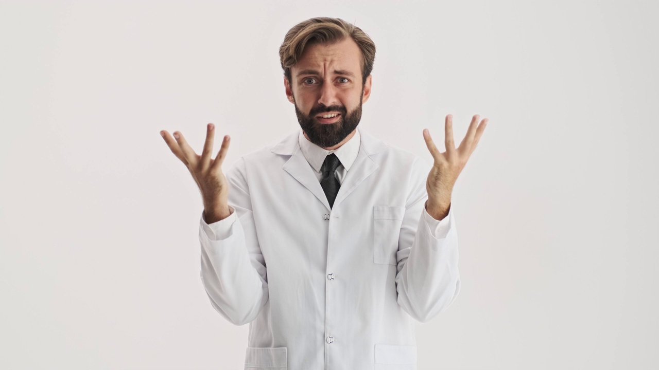 困惑的男医生不同意某事和手势消极视频下载