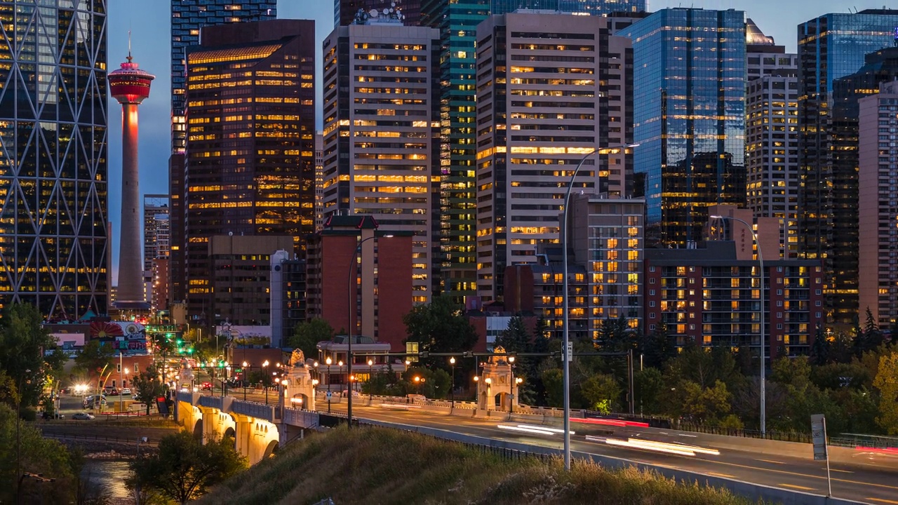 加拿大阿尔伯塔省卡尔加里市中心的现代高层建筑和高峰期交通的时间推移视图，缩小视频素材