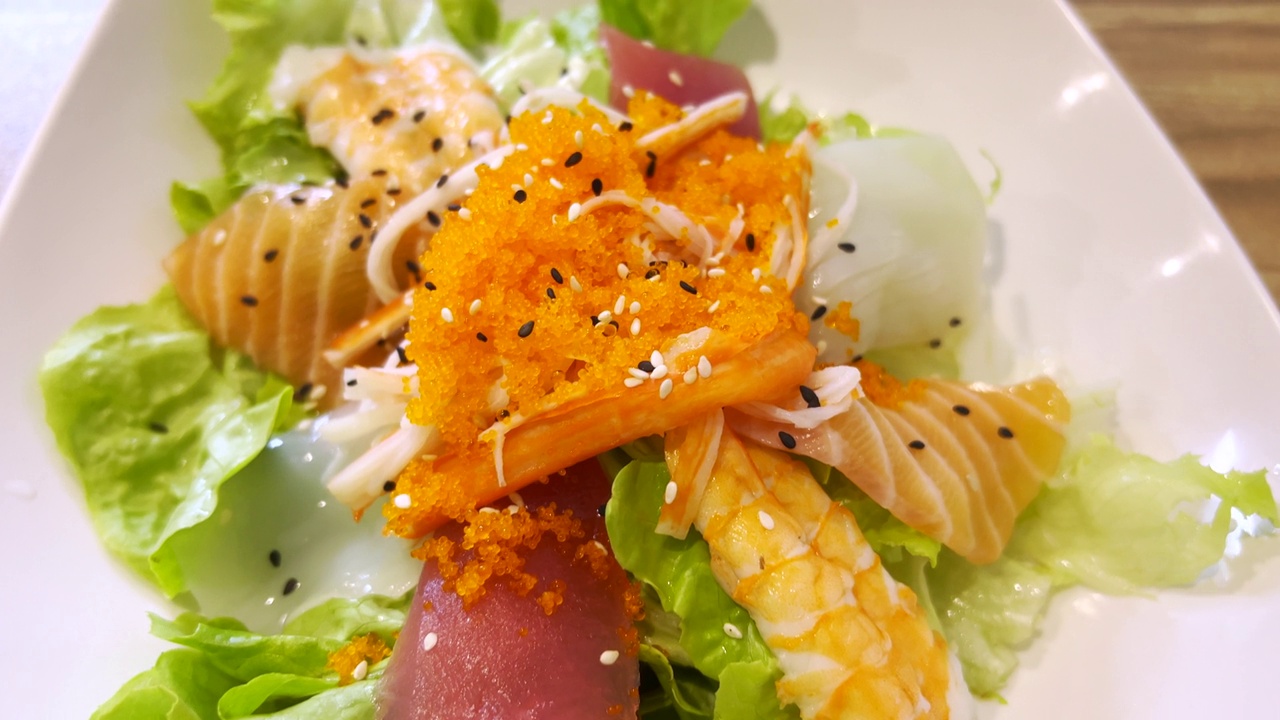 日本料理在餐厅的场景视频素材