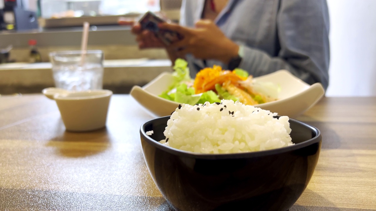 日本料理在餐厅的场景视频下载