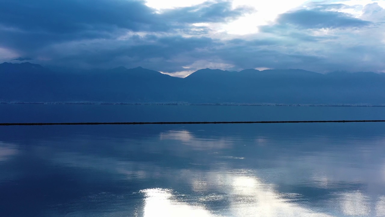 云和山倒映在湖中，整个场景是蓝色的视频素材