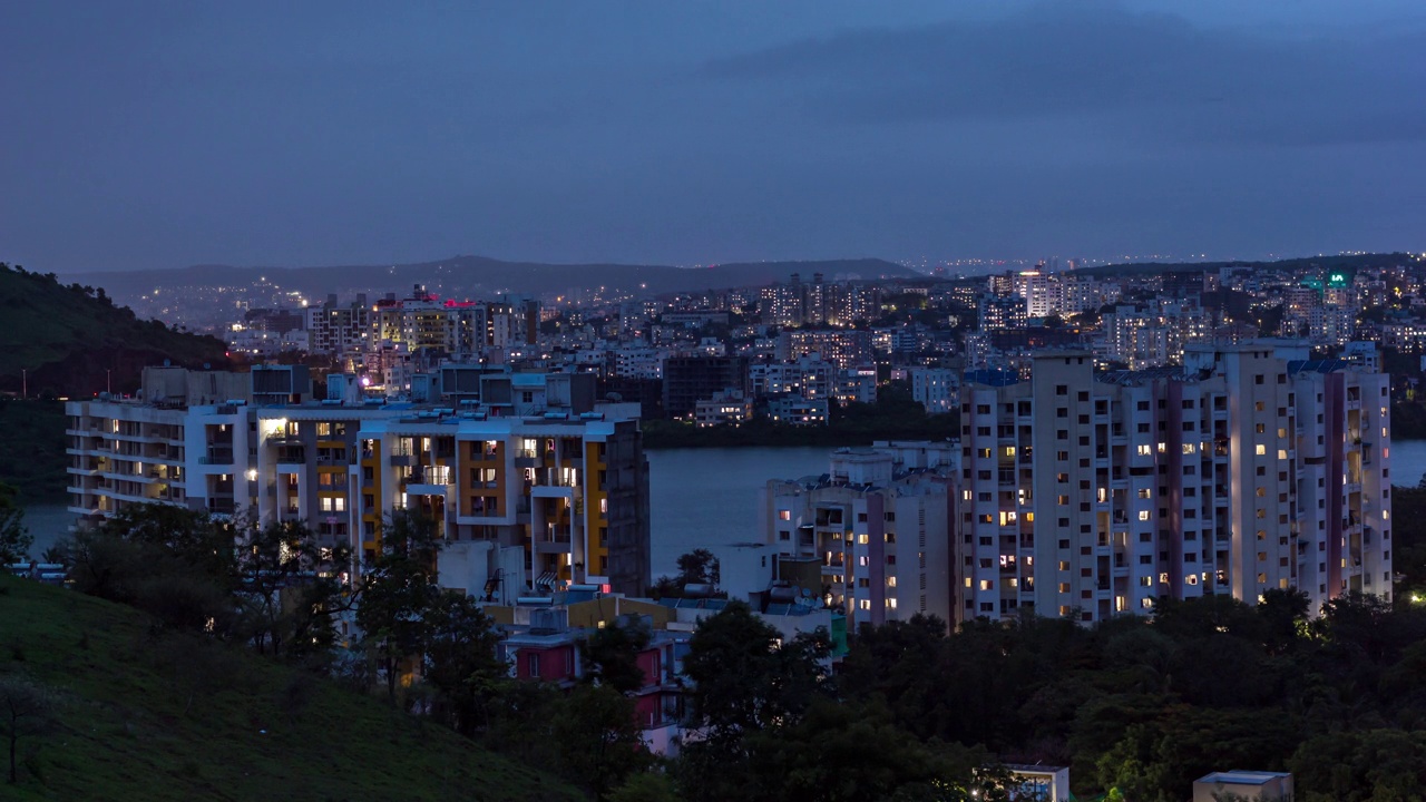 城市和昼夜时间推移，浦那市，城市景观从附近的山上，浦那，马哈拉施特拉邦，印度视频下载